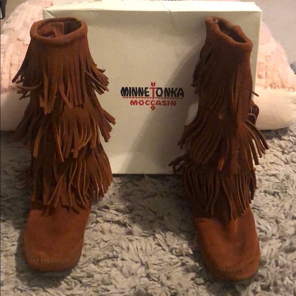 Minnetonka 3-layer fringe boots - Picture 6 of 13